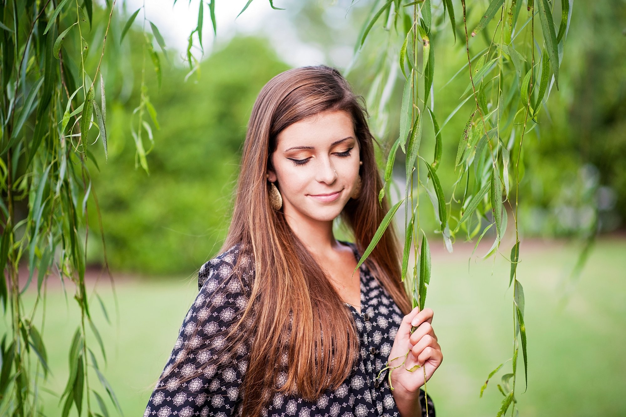 Senior girl portrait session with weeping willow and black romper richmond senior pictures at amber grove