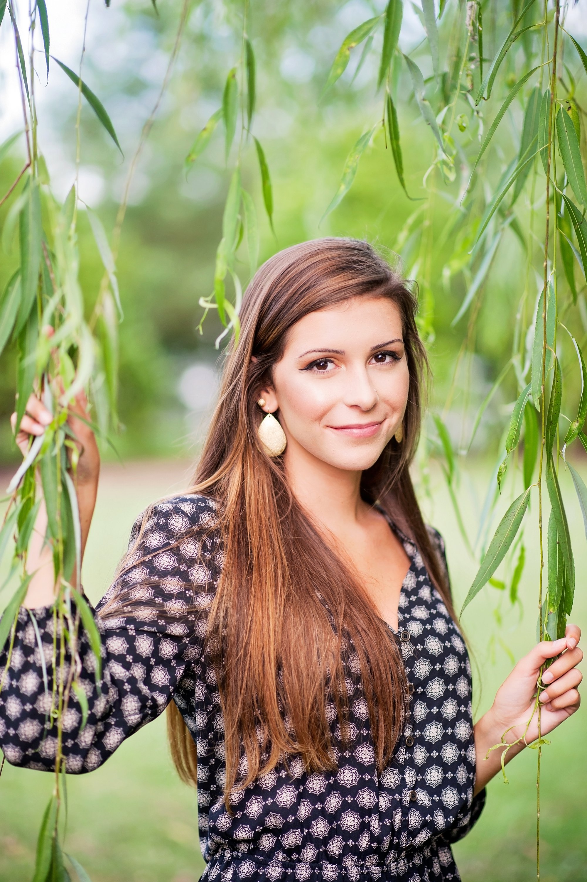 Senior girl portrait session with weeping willow and black romper richmond senior pictures at amber grove
