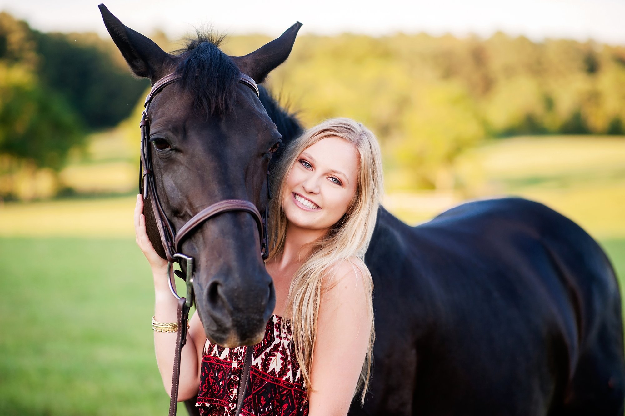 richmond senior pictures of girl with horse in field